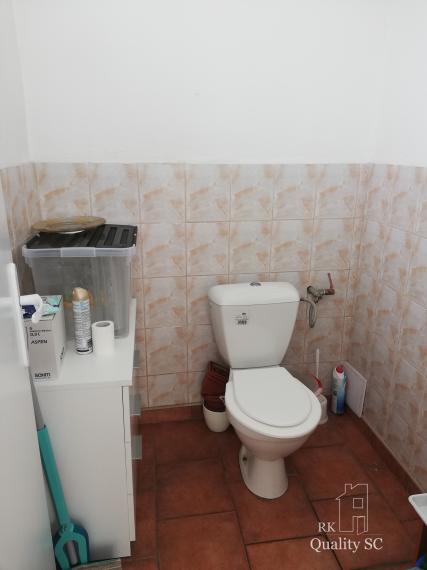 NA PREDAJ – polyfunkčný objekt v úplnom centre mesta Senec - obchodný priestor na prízemí a kancelárie na poschodí - pri pešej zóne