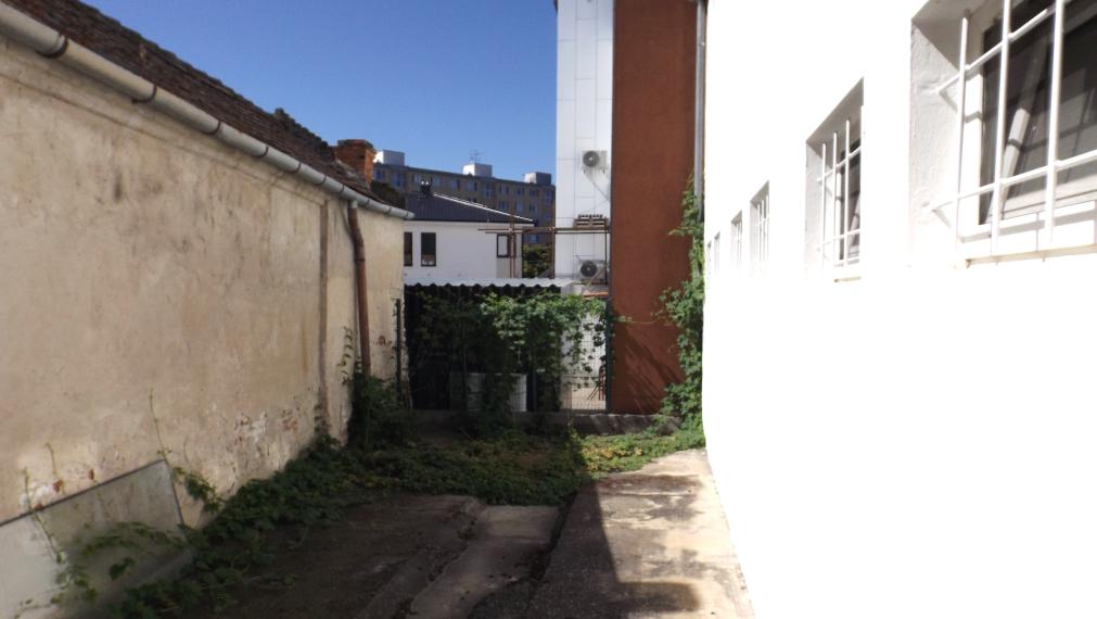 NA PREDAJ – polyfunkčný objekt v úplnom centre mesta Senec - obchodný priestor na prízemí a kancelárie na poschodí - pri pešej zóne