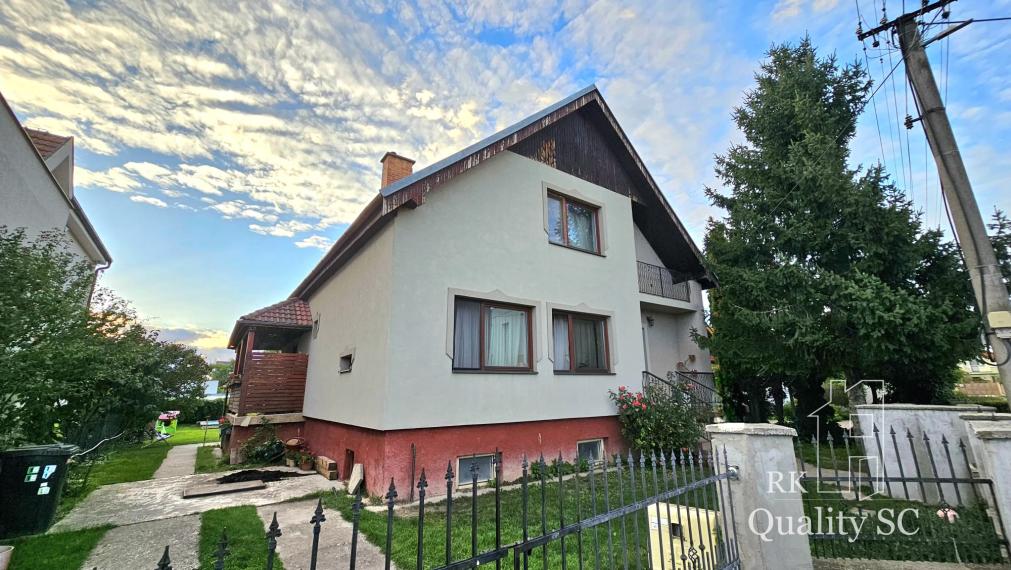 NOVÁ CENA - Okr. Senec - TUREŇ - EXKLUZÍVNE NA PREDAJ rodinný dom na 8 á pozemku s veľkometrážnymi izbami