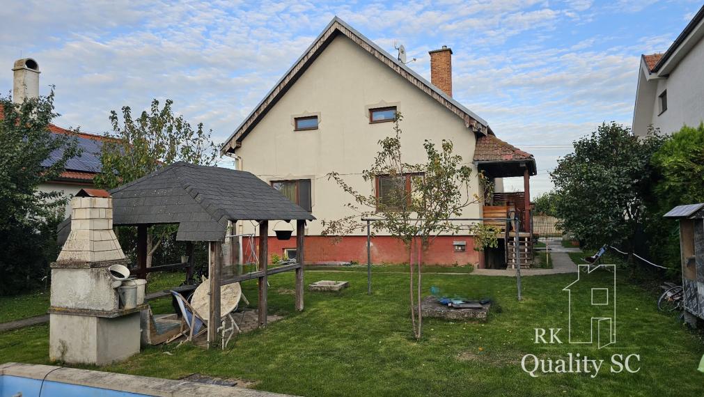 NOVÁ CENA - Okr. Senec - TUREŇ - EXKLUZÍVNE NA PREDAJ rodinný dom na 8 á pozemku s veľkometrážnymi izbami