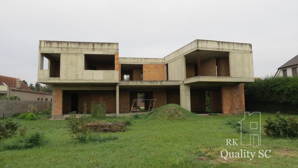 NOVÁ CENA - okr. SENEC - KRÁĽOVÁ PRI SENCI – NA PREDAJ – PRE NÁROČNÝCH rozostavaný rodinný dom v centre obce s veľkým pozemkom vyše 23á