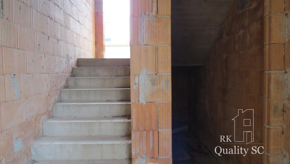 NOVÁ CENA - okr. SENEC - KRÁĽOVÁ PRI SENCI – NA PREDAJ – PRE NÁROČNÝCH rozostavaný rodinný dom v centre obce s veľkým pozemkom vyše 23á