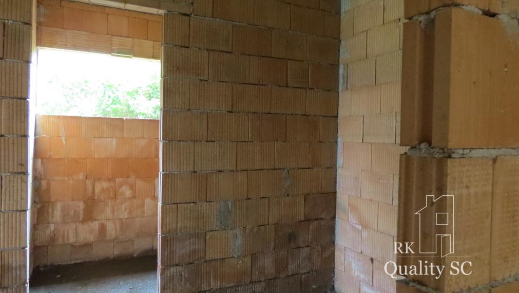 NOVÁ CENA - okr. SENEC - KRÁĽOVÁ PRI SENCI – NA PREDAJ – PRE NÁROČNÝCH rozostavaný rodinný dom v centre obce s veľkým pozemkom vyše 23á