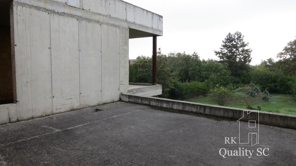 NOVÁ CENA - okr. SENEC - KRÁĽOVÁ PRI SENCI – NA PREDAJ – PRE NÁROČNÝCH rozostavaný rodinný dom v centre obce s veľkým pozemkom vyše 23á