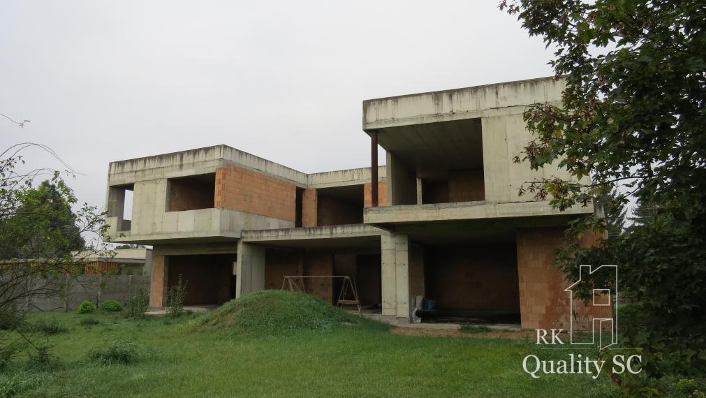 NOVÁ CENA - okr. SENEC - KRÁĽOVÁ PRI SENCI – NA PREDAJ – PRE NÁROČNÝCH rozostavaný rodinný dom v centre obce s veľkým pozemkom vyše 23á