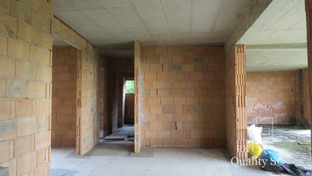 NOVÁ CENA - okr. SENEC - KRÁĽOVÁ PRI SENCI – NA PREDAJ – PRE NÁROČNÝCH rozostavaný rodinný dom v centre obce s veľkým pozemkom vyše 23á