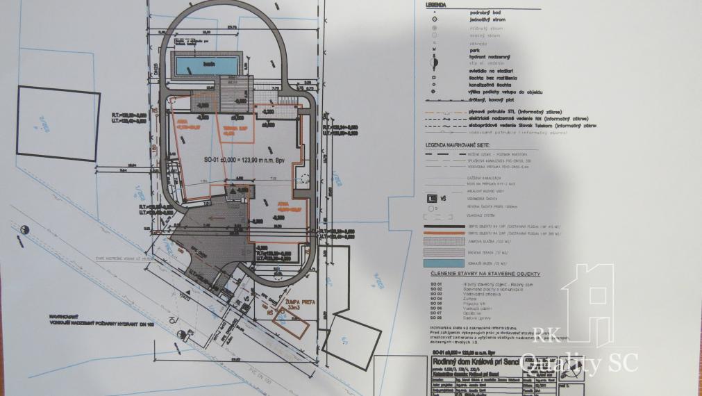 NOVÁ CENA - okr. SENEC - KRÁĽOVÁ PRI SENCI – NA PREDAJ – PRE NÁROČNÝCH rozostavaný rodinný dom v centre obce s veľkým pozemkom vyše 23á