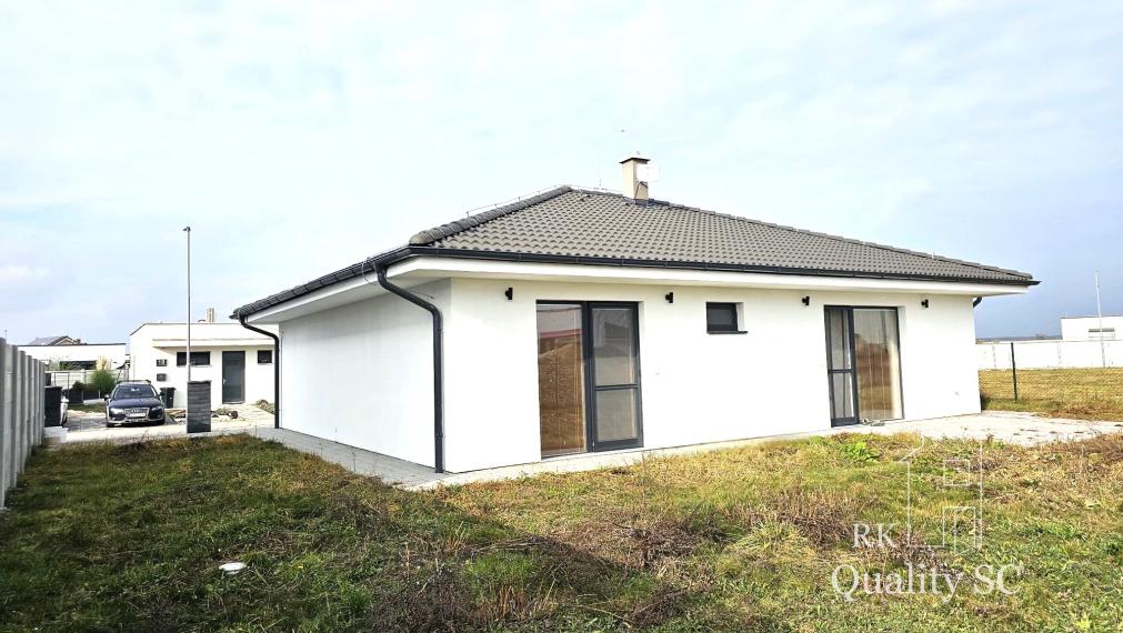 Okr. SENEC - Hrubá Borša Green Resort - NA PREDAJ kompletne zariadený rodinný dom - 3 izbová novostavba typu bungalov