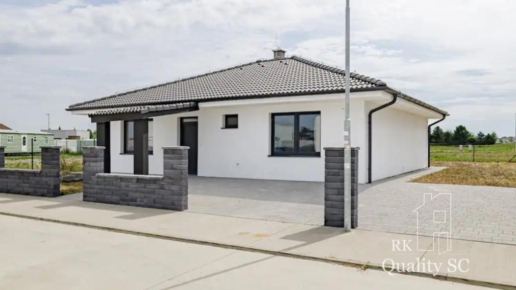 Okr. SENEC - Hrubá Borša Green Resort - NA PREDAJ kompletne zariadený rodinný dom - 3 izbová novostavba typu bungalov