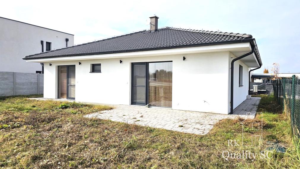 Okr. SENEC - Hrubá Borša Green Resort - NA PREDAJ kompletne zariadený rodinný dom - 3 izbová novostavba typu bungalov