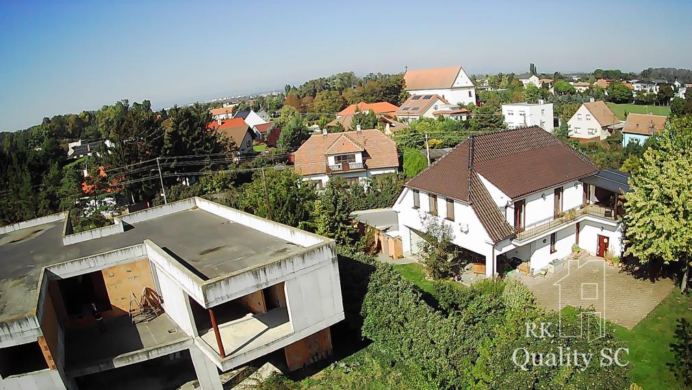 NOVÁ CENA - okr. SENEC - KRÁĽOVÁ PRI SENCI – NA PREDAJ – PRE NÁROČNÝCH rozostavaný rodinný dom v centre obce s veľkým pozemkom vyše 23á