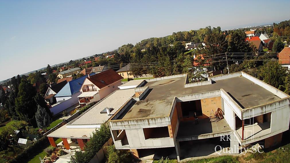 NOVÁ CENA - okr. SENEC - KRÁĽOVÁ PRI SENCI – NA PREDAJ – PRE NÁROČNÝCH rozostavaný rodinný dom v centre obce s veľkým pozemkom vyše 23á