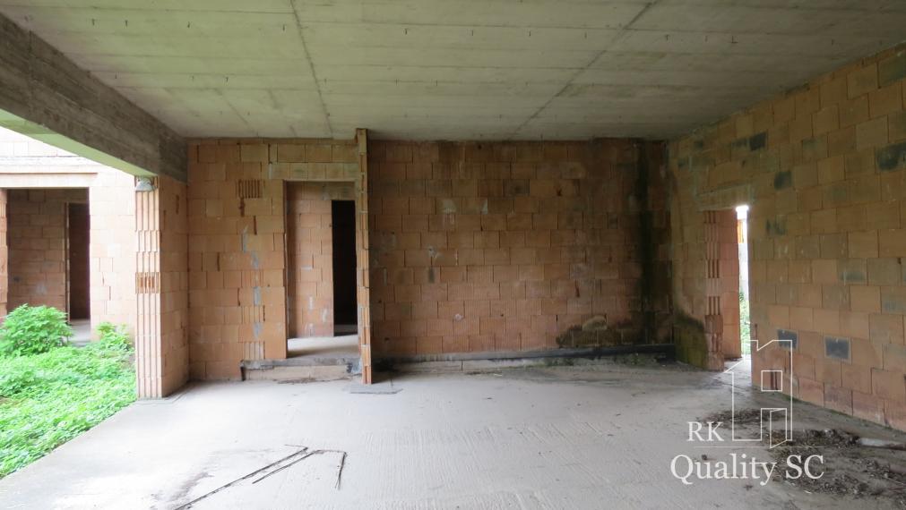 NOVÁ CENA - okr. SENEC - KRÁĽOVÁ PRI SENCI – NA PREDAJ – PRE NÁROČNÝCH rozostavaný rodinný dom v centre obce s veľkým pozemkom vyše 23á