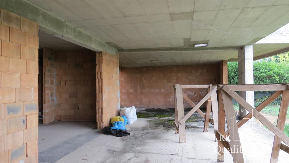 NOVÁ CENA - okr. SENEC - KRÁĽOVÁ PRI SENCI – NA PREDAJ – PRE NÁROČNÝCH rozostavaný rodinný dom v centre obce s veľkým pozemkom vyše 23á