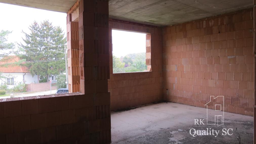 NOVÁ CENA - okr. SENEC - KRÁĽOVÁ PRI SENCI – NA PREDAJ – PRE NÁROČNÝCH rozostavaný rodinný dom v centre obce s veľkým pozemkom vyše 23á