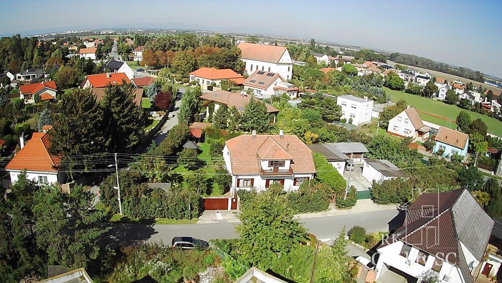 NOVÁ CENA - okr. SENEC - KRÁĽOVÁ PRI SENCI – NA PREDAJ – PRE NÁROČNÝCH rozostavaný rodinný dom v centre obce s veľkým pozemkom vyše 23á