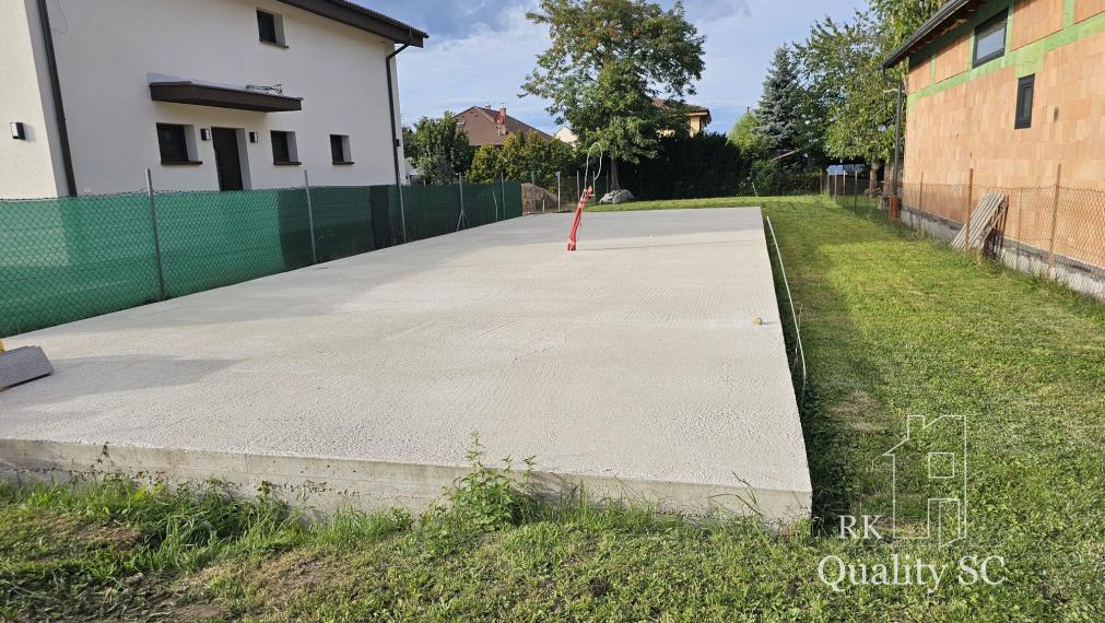 Okres Senec - BERNOLÁKOVO - NA PREDAJ stavebný pozemok so základovou doskou, projektom a stavebným povolením