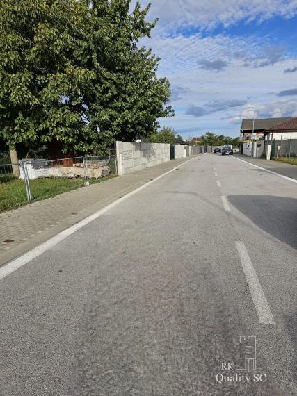 Okres Senec - BERNOLÁKOVO - NA PREDAJ stavebný pozemok so základovou doskou, projektom a stavebným povolením