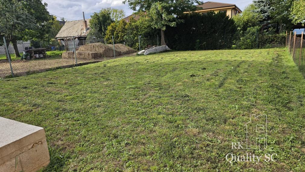 Okres Senec - BERNOLÁKOVO - NA PREDAJ stavebný pozemok so základovou doskou, projektom a stavebným povolením