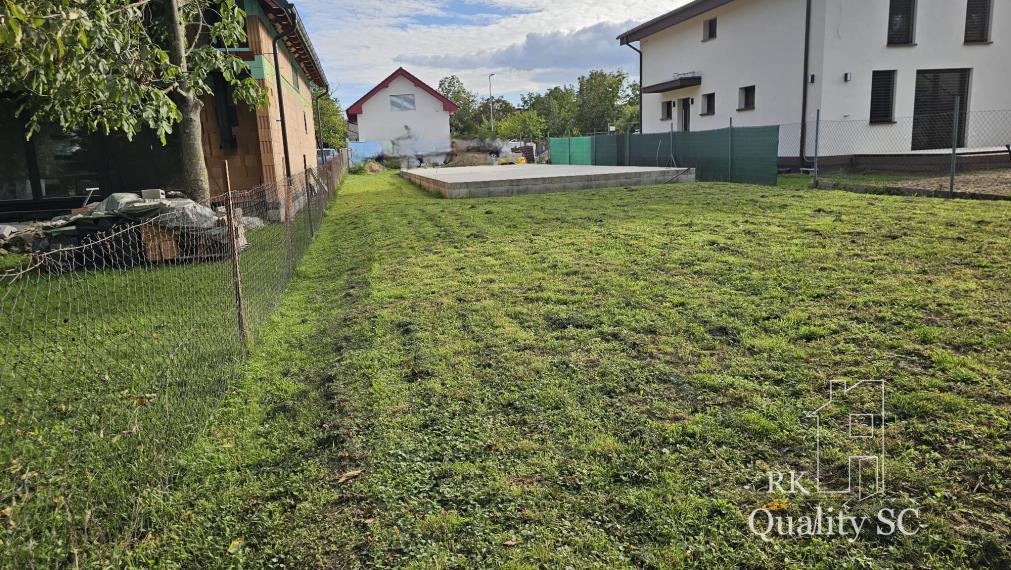 Okres Senec - BERNOLÁKOVO - NA PREDAJ stavebný pozemok so základovou doskou, projektom a stavebným povolením