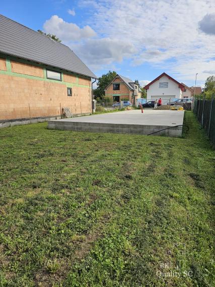 Okres Senec - BERNOLÁKOVO - NA PREDAJ stavebný pozemok so základovou doskou, projektom a stavebným povolením