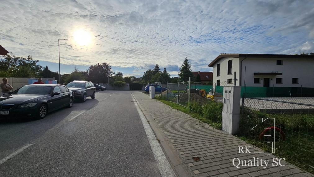 Okres Senec - BERNOLÁKOVO - NA PREDAJ stavebný pozemok so základovou doskou, projektom a stavebným povolením