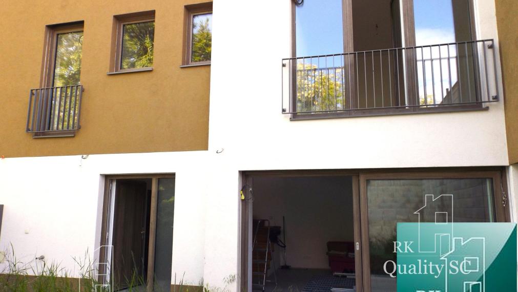 SENEC – SLNEČNÉ JAZERÁ JUH – NA PREDAJ – novostavba 3 izbového bytu s fotovoltikou v rekreačnej dvoj-chate so záhradou a parkingom