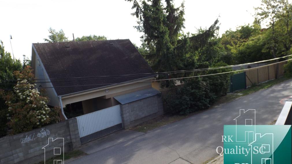 SENEC – SLNEČNÉ JAZERÁ JUH – NA PREDAJ – novostavba 3 izbového bytu s fotovoltikou v rekreačnej dvoj-chate so záhradou a parkingom