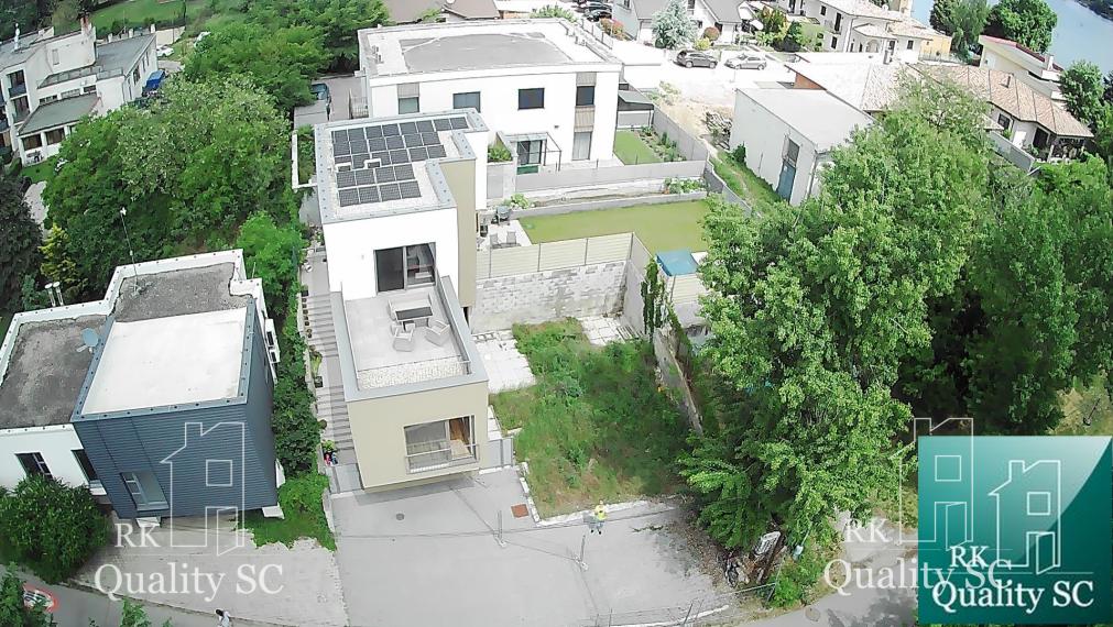 SENEC – SLNEČNÉ JAZERÁ JUH – NA PREDAJ – novostavba 3 izbového bytu s fotovoltikou v rekreačnej dvoj-chate so záhradou a parkingom