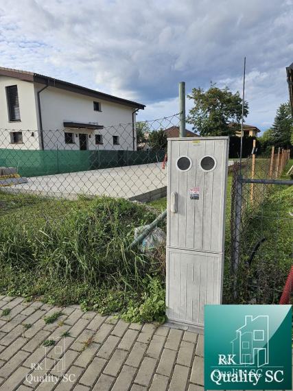 Okres Senec - BERNOLÁKOVO - NA PREDAJ stavebný pozemok so základovou doskou, projektom a stavebným povolením