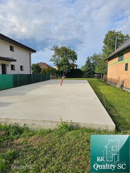 Okres Senec - BERNOLÁKOVO - NA PREDAJ stavebný pozemok so základovou doskou, projektom a stavebným povolením