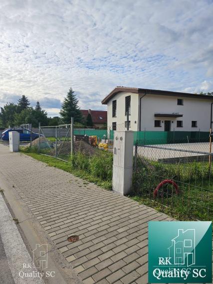 Okres Senec - BERNOLÁKOVO - NA PREDAJ stavebný pozemok so základovou doskou, projektom a stavebným povolením