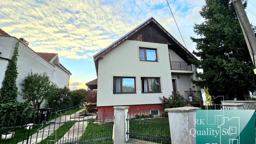 NOVÁ CENA - Okr. Senec - TUREŇ - EXKLUZÍVNE NA PREDAJ rodinný dom na 8 á pozemku s veľkometrážnymi izbami