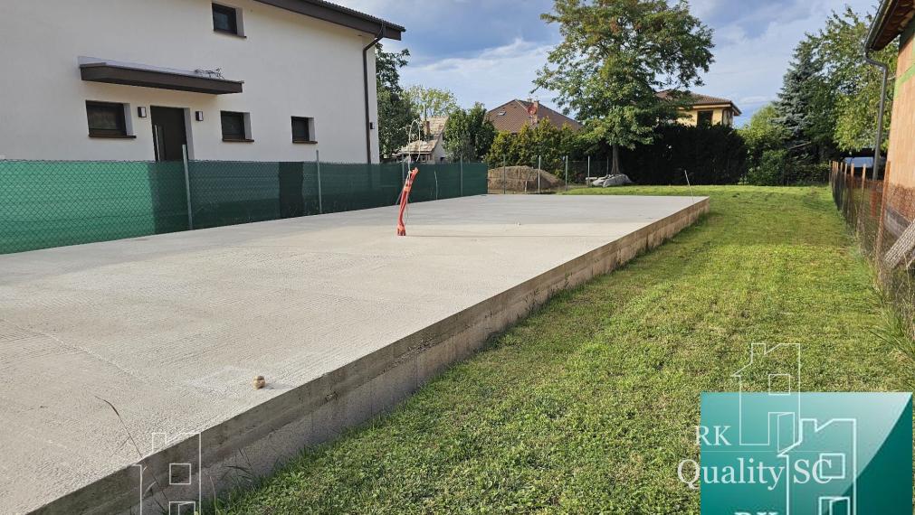 Okres Senec - BERNOLÁKOVO - NA PREDAJ stavebný pozemok so základovou doskou, projektom a stavebným povolením