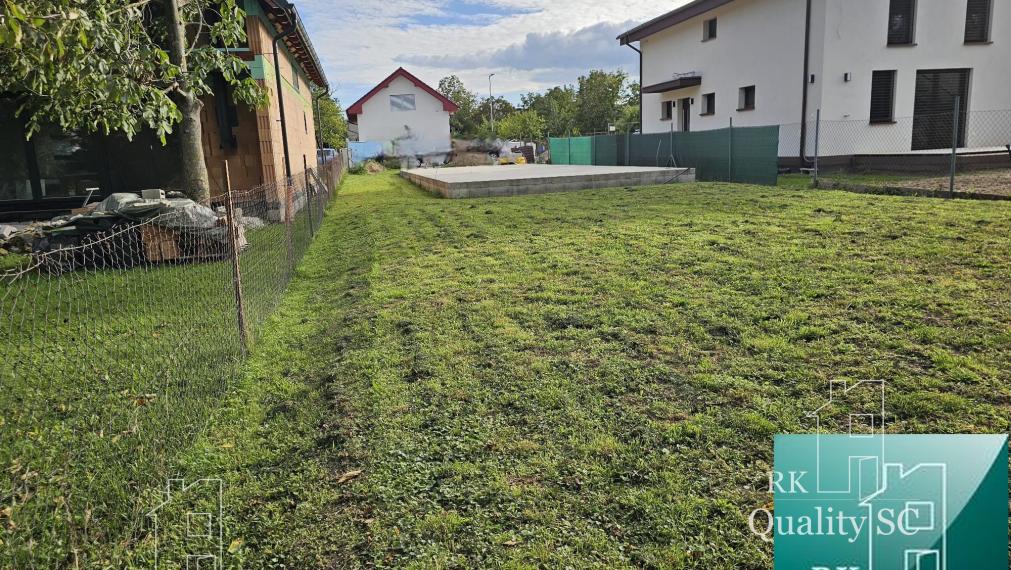 Okres Senec - BERNOLÁKOVO - NA PREDAJ stavebný pozemok so základovou doskou, projektom a stavebným povolením