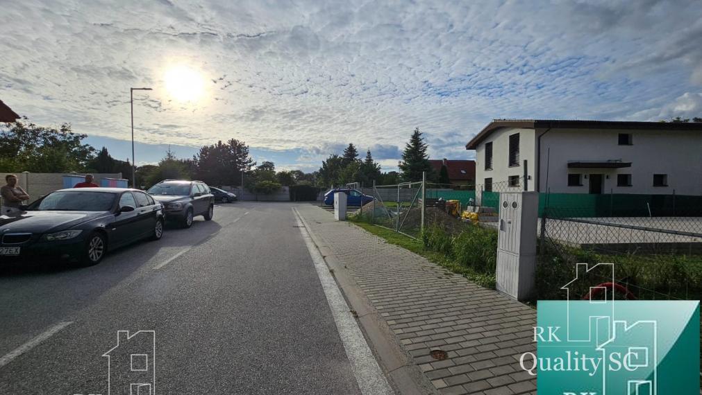 Okres Senec - BERNOLÁKOVO - NA PREDAJ stavebný pozemok so základovou doskou, projektom a stavebným povolením