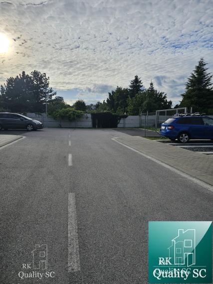 Okres Senec - BERNOLÁKOVO - NA PREDAJ stavebný pozemok so základovou doskou, projektom a stavebným povolením