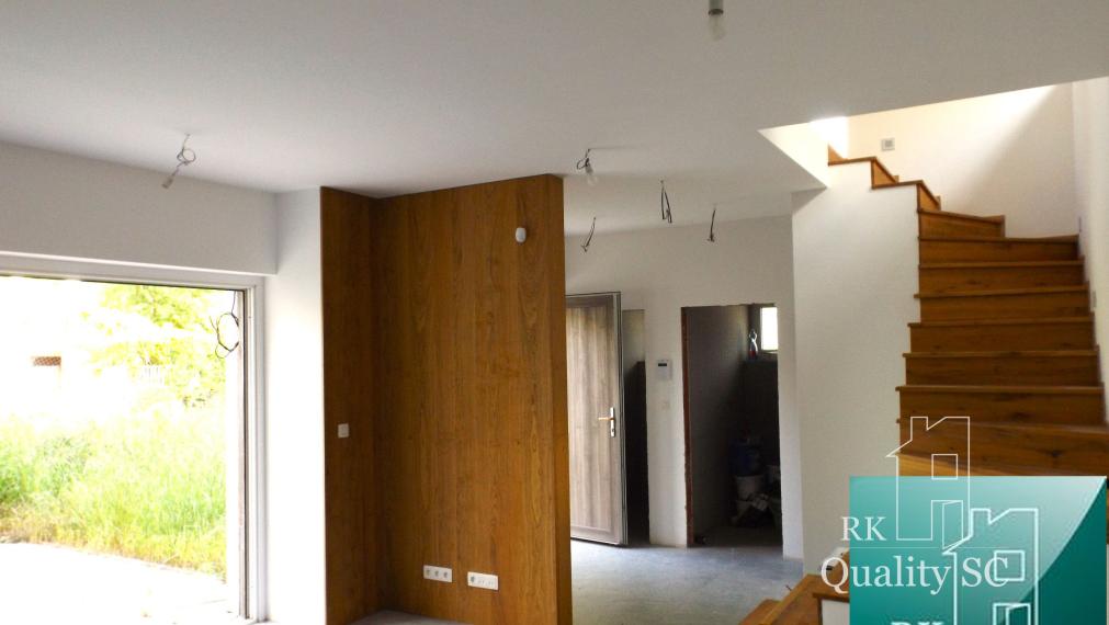 SENEC – SLNEČNÉ JAZERÁ JUH – NA PREDAJ – novostavba 3 izbového bytu s fotovoltikou v rekreačnej dvoj-chate so záhradou a parkingom