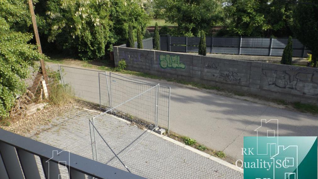 SENEC – SLNEČNÉ JAZERÁ JUH – NA PREDAJ – novostavba 3 izbového bytu s fotovoltikou v rekreačnej dvoj-chate so záhradou a parkingom