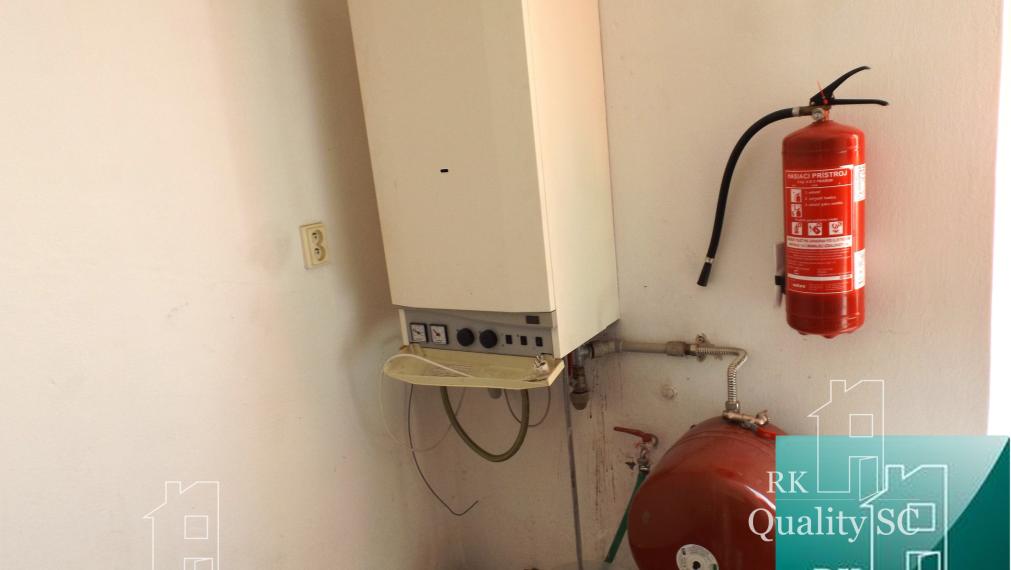 NA PREDAJ – polyfunkčný objekt v úplnom centre mesta Senec - obchodný priestor na prízemí a kancelárie na poschodí - pri pešej zóne