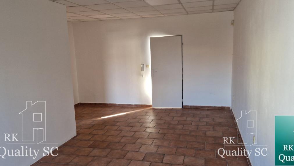 NA PREDAJ – polyfunkčný objekt v úplnom centre mesta Senec - obchodný priestor na prízemí a kancelárie na poschodí - pri pešej zóne