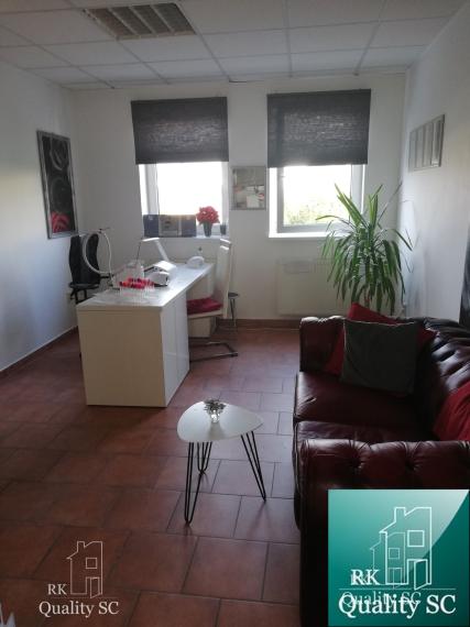 NA PREDAJ – polyfunkčný objekt v úplnom centre mesta Senec - obchodný priestor na prízemí a kancelárie na poschodí - pri pešej zóne