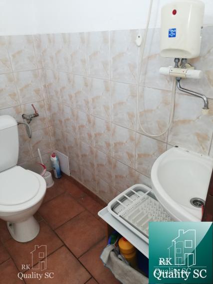 NA PREDAJ – polyfunkčný objekt v úplnom centre mesta Senec - obchodný priestor na prízemí a kancelárie na poschodí - pri pešej zóne