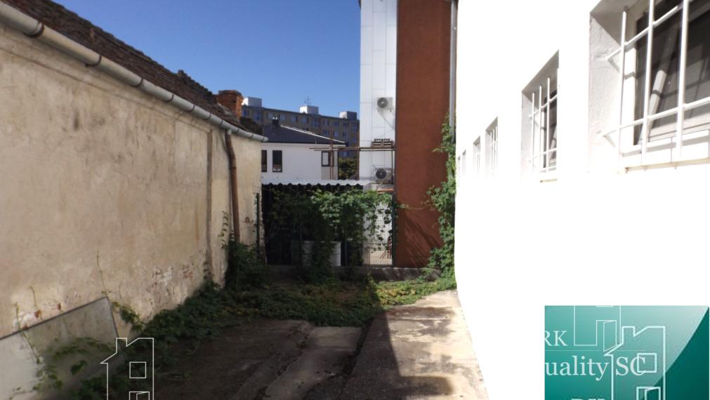 NA PREDAJ – polyfunkčný objekt v úplnom centre mesta Senec - obchodný priestor na prízemí a kancelárie na poschodí - pri pešej zóne