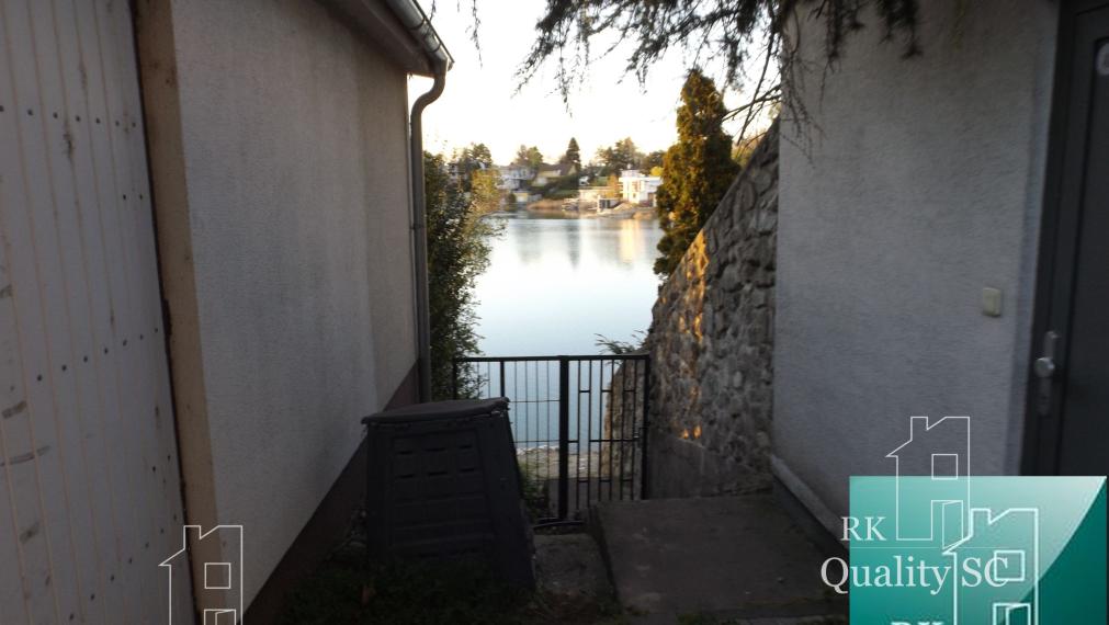 ZIMNÁ CENA 189.900,- SENEC – SLNEČNÉ JAZERÁ JUH – NA PREDAJ - romantická rekreačná chata po rekonštrukcii s prístupom na pláž