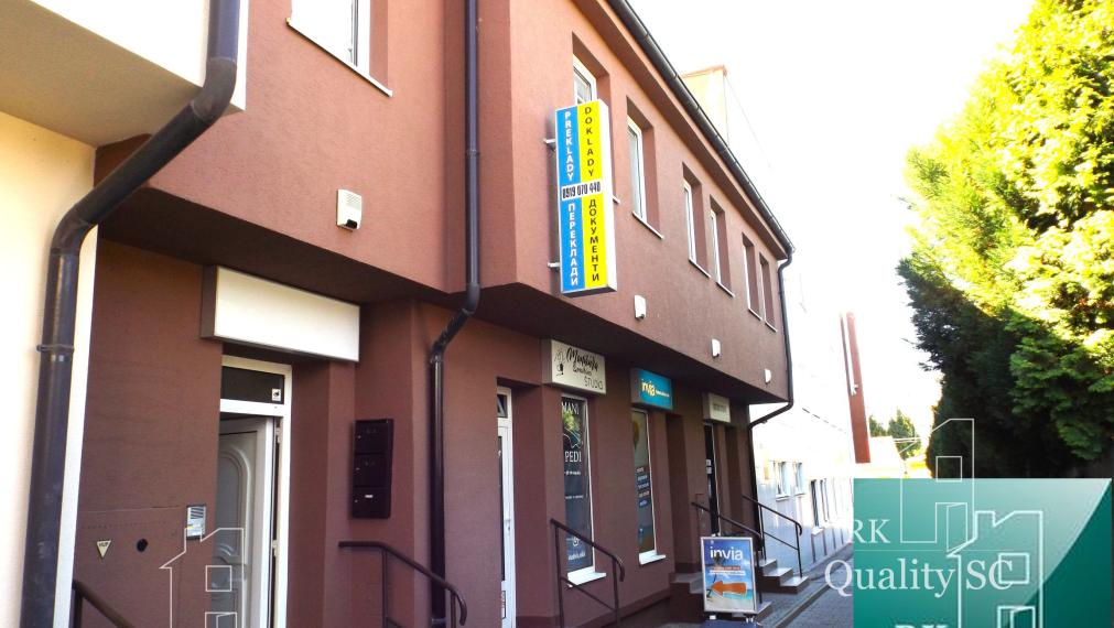 NA PREDAJ – polyfunkčný objekt v úplnom centre mesta Senec - obchodný priestor na prízemí a kancelárie na poschodí - pri pešej zóne