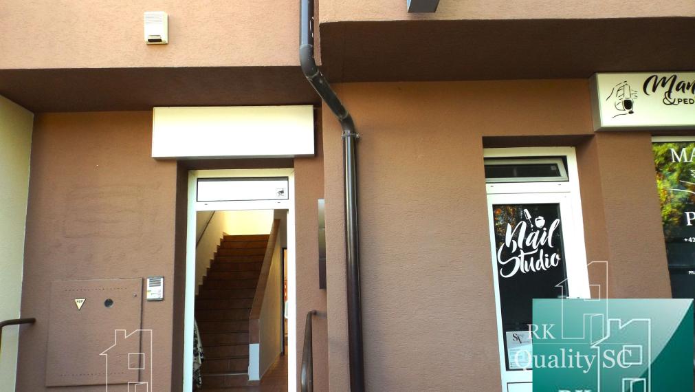 NA PREDAJ – polyfunkčný objekt v úplnom centre mesta Senec - obchodný priestor na prízemí a kancelárie na poschodí - pri pešej zóne