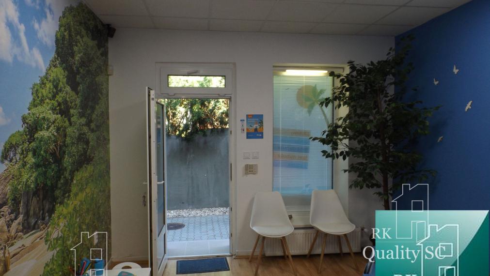 NA PREDAJ – polyfunkčný objekt v úplnom centre mesta Senec - obchodný priestor na prízemí a kancelárie na poschodí - pri pešej zóne