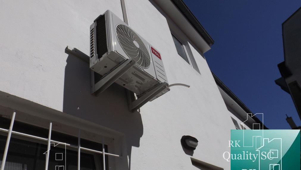 NA PREDAJ – polyfunkčný objekt v úplnom centre mesta Senec - obchodný priestor na prízemí a kancelárie na poschodí - pri pešej zóne