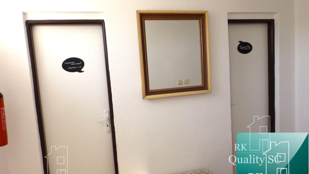 NA PREDAJ – polyfunkčný objekt v úplnom centre mesta Senec - obchodný priestor na prízemí a kancelárie na poschodí - pri pešej zóne